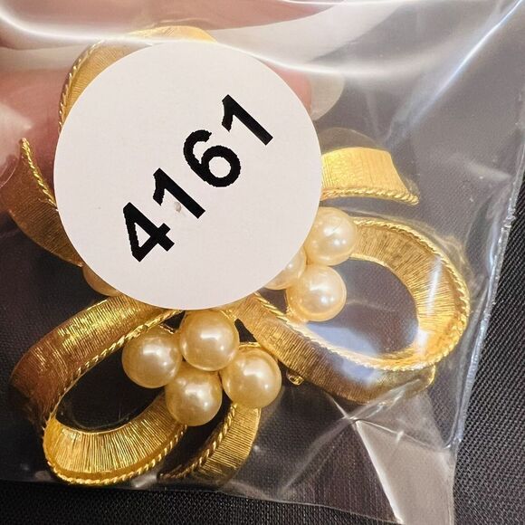 Vintage Faux Pearls Brooch Bow Ribbon Jewelry Textured Gold Tone Classy 4161 - Picture 9 of 9